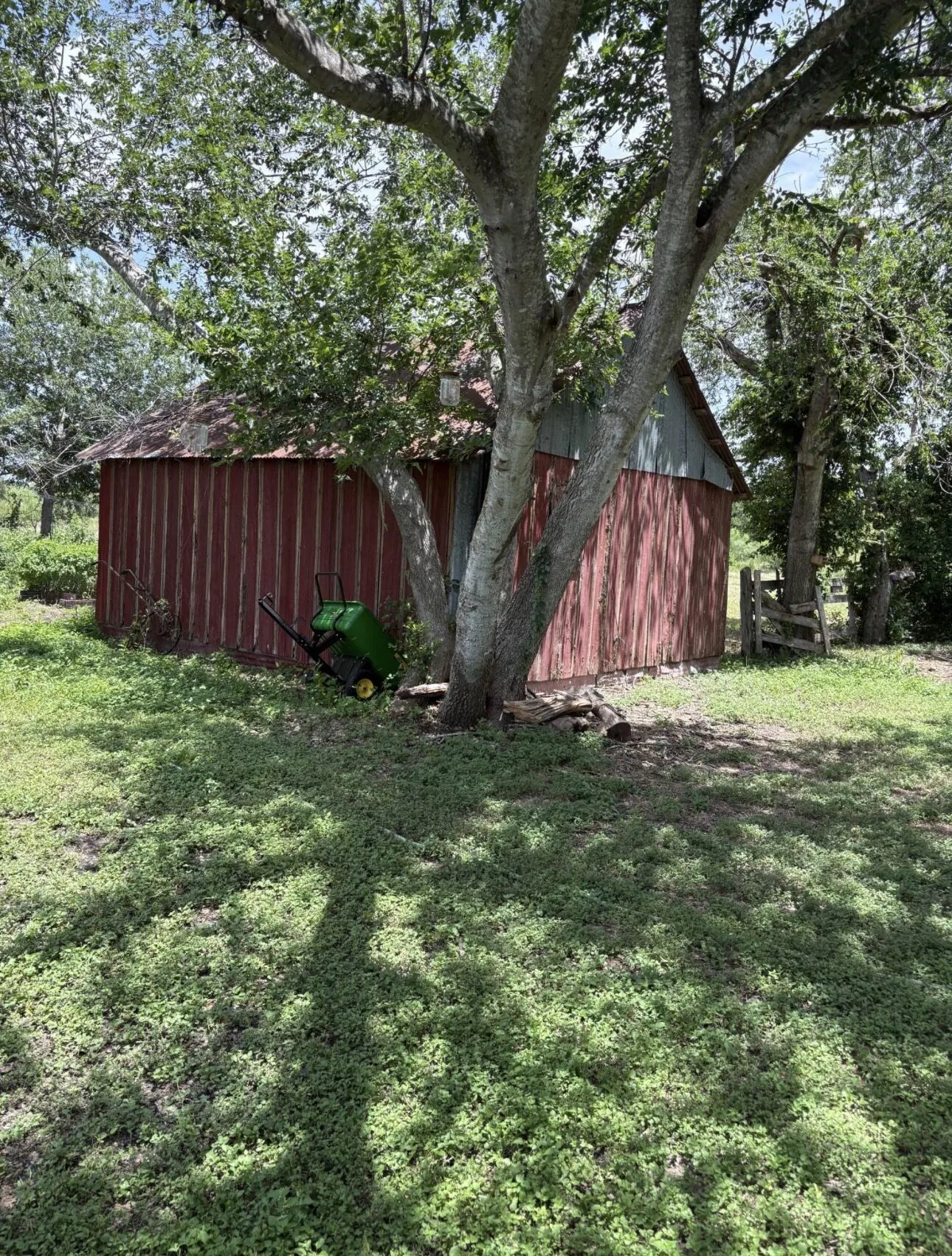 Historic barn behind the collection